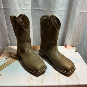 Brand new / never worn Ariat women’s pull-on work boots. Composite Toe 8.5 C